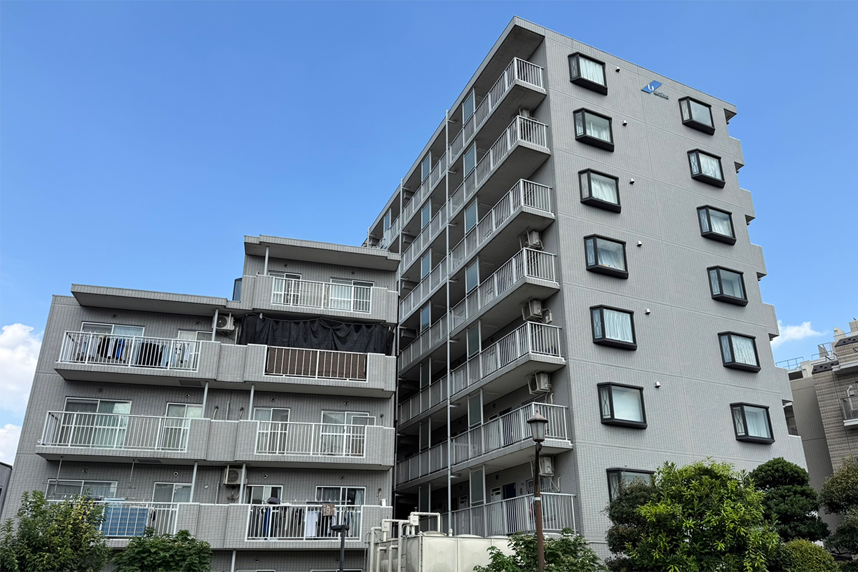 「地下鉄成増」駅徒歩8分。急行停車駅「成増」駅徒歩10分。角住戸三面採光、専用庭付き2LDKプラン。ペット飼育可能